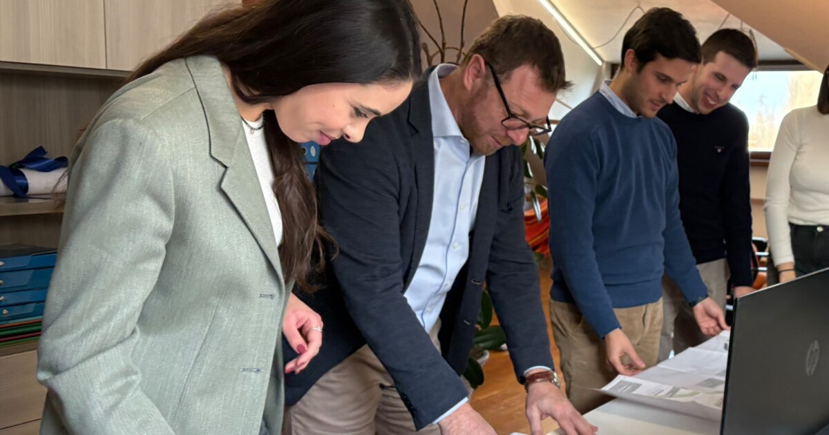 Il team IdroAM esamina gli elaborati di un progetto idrico.